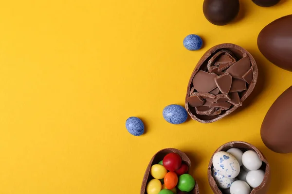 Entero Mitades Huevos Chocolate Con Caramelos Colores Sobre Fondo Amarillo — Foto de Stock