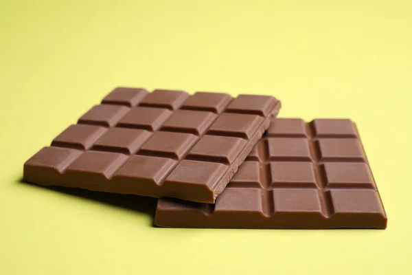 Bitar Välsmakande Mjölk Choklad Bar Blekt Gul Bakgrund — Stockfoto