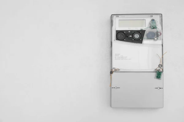 电表在白色背景 顶部视图与文字的空间 测量装置 — 图库照片
