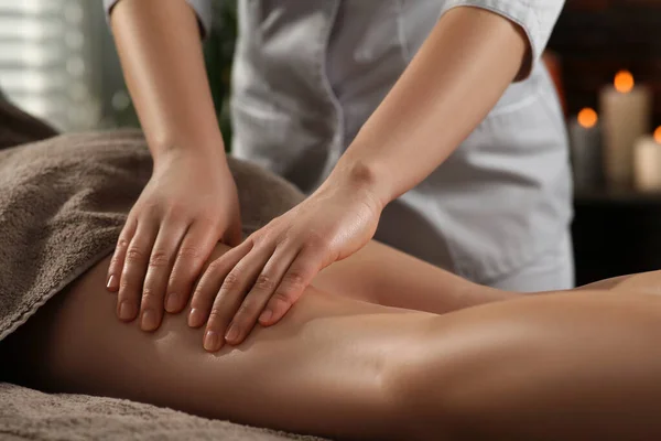 Donna Che Riceve Massaggio Alle Gambe Nel Salone Spa Primo — Foto Stock