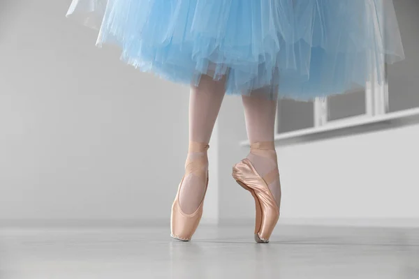 芭蕾舞女穿着尖尖的鞋子和浅蓝色的裙子在室内跳舞 — 图库照片