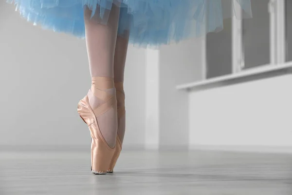 芭蕾舞女穿着尖尖的鞋子和浅蓝色的裙子在室内跳舞 案文的篇幅 — 图库照片