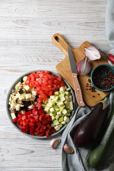 Cocinar Delicioso Ratatouille Verduras Frescas Maduras Plato Cuchillo Sobre Mesa —  Fotos de Stock