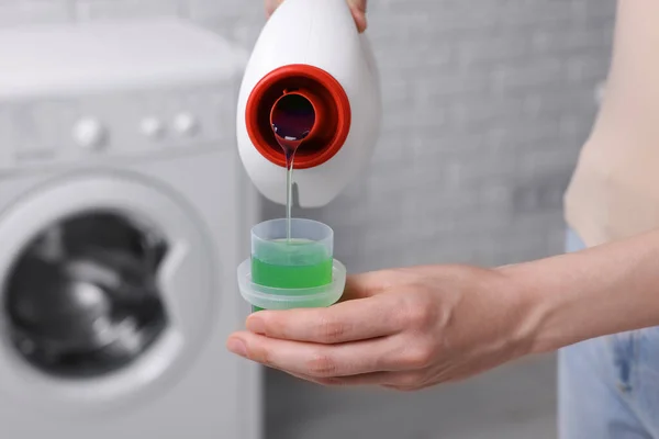 Mujer Vertiendo Suavizante Tela Botella Tapa Para Lavar Ropa Interior —  Fotos de Stock