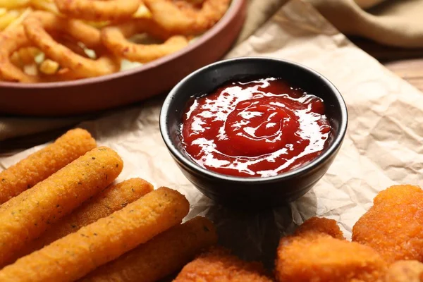 Nuggets Frango Saborosos Paus Queijo Ketchup Pergaminho Close — Fotografia de Stock