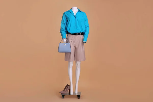 Maniquí Femenino Vestido Pantalones Cortos Cuero Camisa Azul Claro Con — Foto de Stock