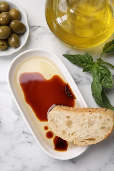 Bowl Organic Balsamic Vinegar Oil Served Bread Slice Basil Olives — Stock Photo, Image