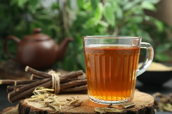 Aromatyczna Herbata Lukrecjowa Filiżance Suszone Paluszki Korzenia Lukrecji Stole Zbliżenie — Zdjęcie stockowe