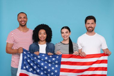 4 Temmuz - ABD 'nin Bağımsızlık Günü. Açık mavi arka planda Amerikan bayrağı taşıyan mutlu arkadaşlar
