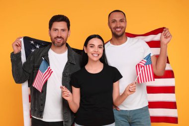 4 Temmuz - ABD 'nin Bağımsızlık Günü. Sarı arka planda Amerikan bayrakları olan mutlu arkadaşlar