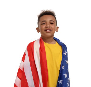 4 Temmuz - ABD 'nin Bağımsızlık Günü. Beyaz arka planda Amerikan bayrağı taşıyan mutlu çocuk
