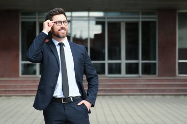 Güzel takım elbiseli yakışıklı bir emlakçı. Mesaj atmak için uygun bir yer.