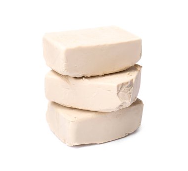 Sıkıştırılmış maya blokları beyaza izole edildi