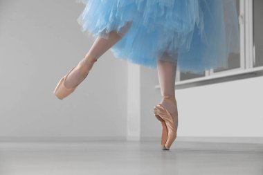 Sivri ayakkabılı balerin ve açık mavi etekli içeride dans eden, yakın plan.
