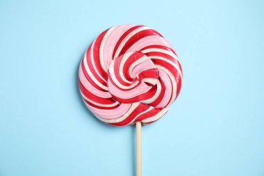 Açık mavi arkaplanda renkli lolipop kıvrımlı kalın, üst görünüm