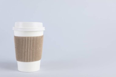 Arka planda plastik kapaklı kağıt bardak, metin için boşluk. Kahve hazır.