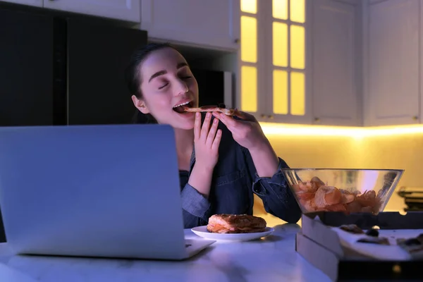 Mladá Žena Pizzu Zatímco Noci Používá Notebook Kuchyni Špatný Zvyk — Stock fotografie