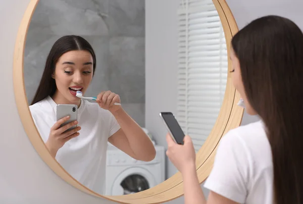 Schöne Junge Frau Mit Smartphone Beim Zähneputzen Badezimmer Internetsucht — Stockfoto