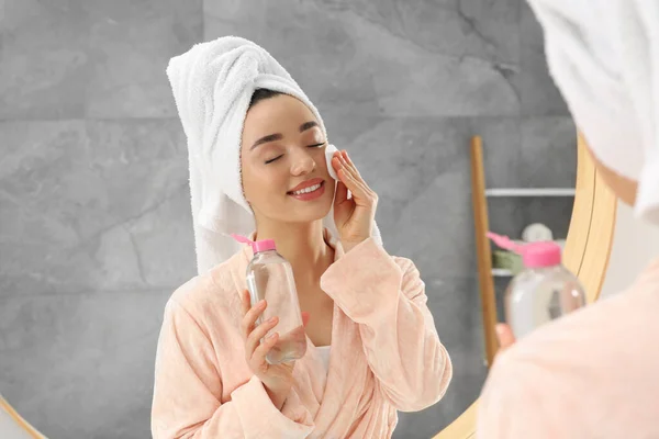 Piękna Kobieta Ręczniku Frotte Usuwanie Makijażu Podkładką Bawełnianą Pobliżu Lustra — Zdjęcie stockowe
