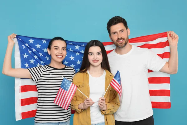 Julio Día Independencia Estados Unidos Familia Feliz Con Banderas Americanas —  Fotos de Stock