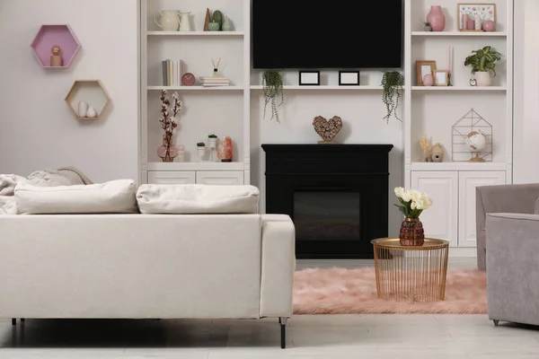 Elegante Habitación Interior Con Hermosa Chimenea Sillón Sofá Estantes Con — Foto de Stock