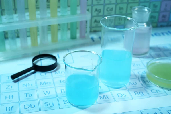 Folyékony Különböző Laboratóriumi Üvegedényekkel Nagyítóval Ellátott Főzőpoharak Kémiai Elemek Periódusos — Stock Fotó