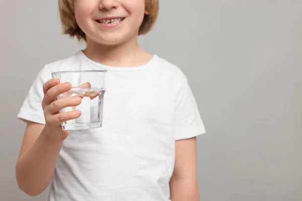Liten Pojke Som Håller Glas Sötvatten Ljusgrå Bakgrund Närbild Plats — Stockfoto