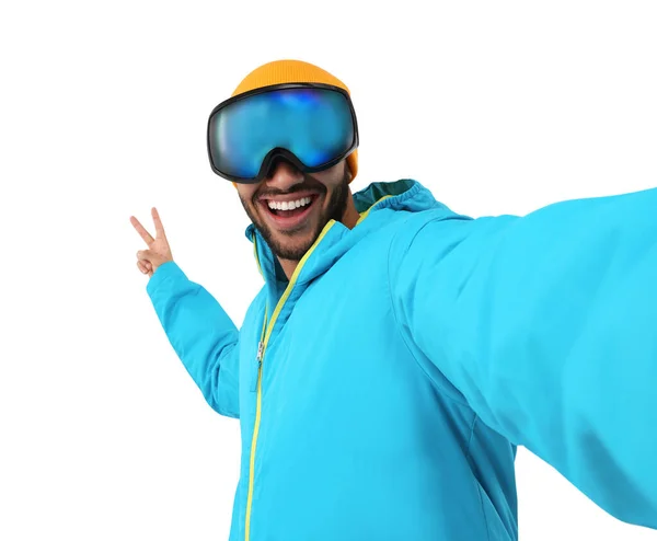 Usmívající Mladý Muž Lyžařských Brýlích Přičemž Selfie Ukazující Mír Znamení — Stock fotografie