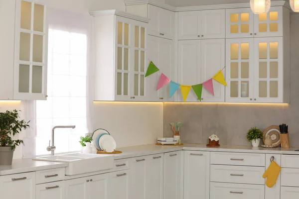 カラフルな装飾が施されたスタイリッシュな白いキッチン インテリアデザイン — ストック写真