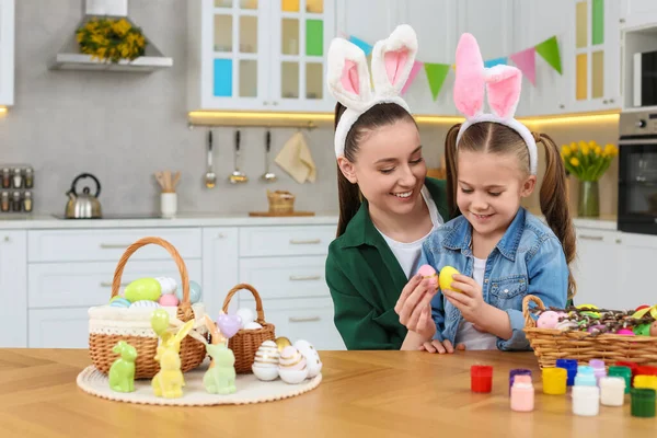 Mutter Und Tochter Mit Ostereiern Tisch Küche — Stockfoto