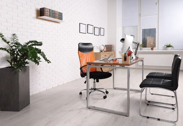 Κομψό Χώρο Εργασίας Του Διευθυντή Άνετο Γραφείο Υπολογιστή Και Καρέκλες — Φωτογραφία Αρχείου