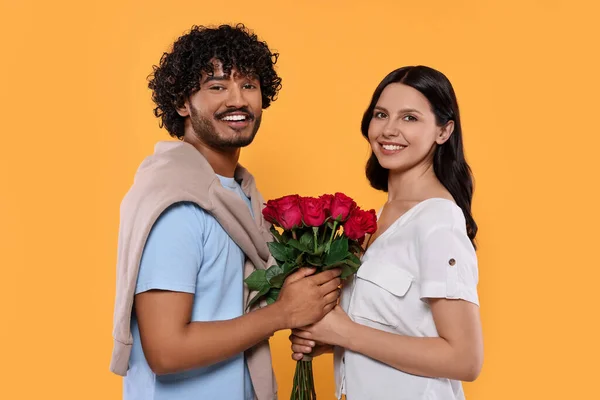 Encontro Internacional Casal Feliz Com Buquê Rosas Fundo Amarelo — Fotografia de Stock