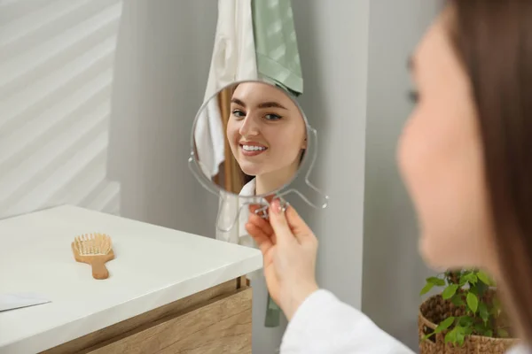 Όμορφη Γυναίκα Κοιτάζει Στον Καθρέφτη Στο Μπάνιο — Φωτογραφία Αρχείου