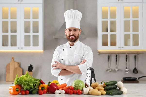 Retrato Chef Profissional Feliz Perto Legumes Mesa Mármore Cozinha — Fotografia de Stock