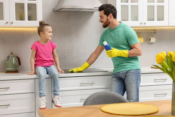 Bahar Temizliği Baba Kızı Mutfakta Sobayı Birlikte Temizliyorlar — Stok fotoğraf