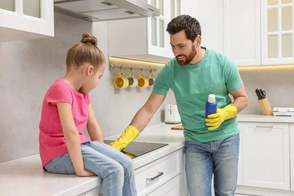Voorjaarsschoonmaak Vader Dochter Samen Kachel Opruimen Keuken — Stockfoto