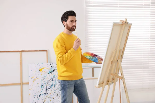Hombre Pintando Estudio Usando Caballete Para Sostener Lienzo — Foto de Stock