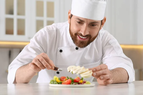 Chef Professionista Che Aggiunge Mozzarella Deliziosa Insalata Tavolo Marmo Cucina — Foto Stock