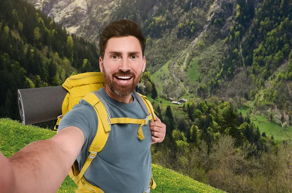 Heureux Touriste Avec Sac Dos Prendre Selfie Dans Les Montagnes — Photo