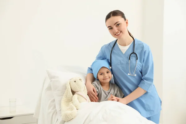 Rak Dzieciństwa Lekarz Mały Pacjent Szpitalu — Zdjęcie stockowe