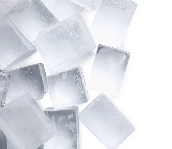 白い背景に多くの明確な氷のキューブ トップビュー — ストック写真