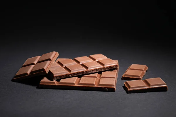 Κομμάτια Από Νόστιμα Σοκολάτες Γάλακτος Μαύρο Φόντο — Φωτογραφία Αρχείου