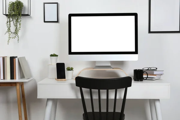 Gemütliche Arbeitsfläche Mit Computer Smartphone Und Schreibwaren Auf Holztisch Hause — Stockfoto