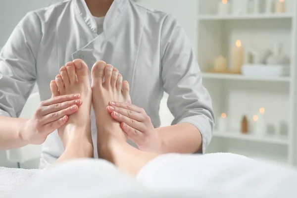 Frau Erhält Fußmassage Wellness Salon Nahaufnahme — Stockfoto