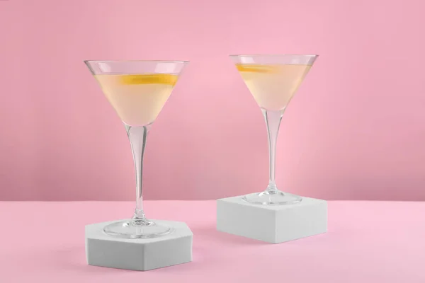 马提尼鸡尾酒杯 柠檬片倒立在粉红的背景下 — 图库照片