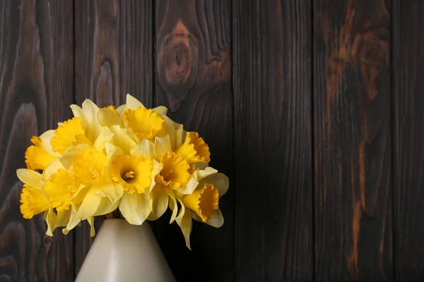Gyönyörű Sárga Nárcisz Csokor Vázában Fal Mellett Szöveg Helye — Stock Fotó