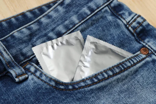 Förpackade Kondomer Jeansfickan Närbild Säkert Sex — Stockfoto