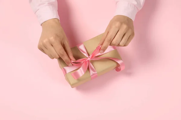 带着粉色背景礼品盒的女人 — 图库照片