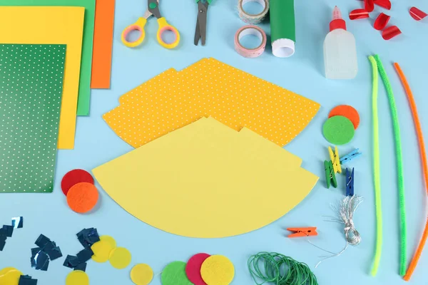 Composición Plana Con Diferentes Materiales Para Crear Sombreros Fiesta Sobre — Foto de Stock