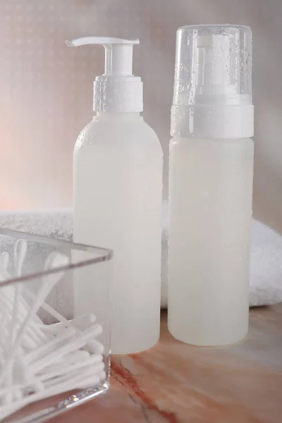 Botellas Con Productos Limpieza Facial Cogollos Algodón Sobre Mesa Mármol —  Fotos de Stock
